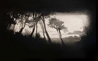Soir sur la baie de Gouermel, promeneurs, à Plougrescant, série des lavis n&b