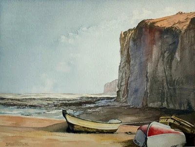 Barques échouées devant les falaises d'Etretat