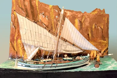 Le San Lucia, bâteau de pêche devant la falaise ocre, maquette de bateau 4