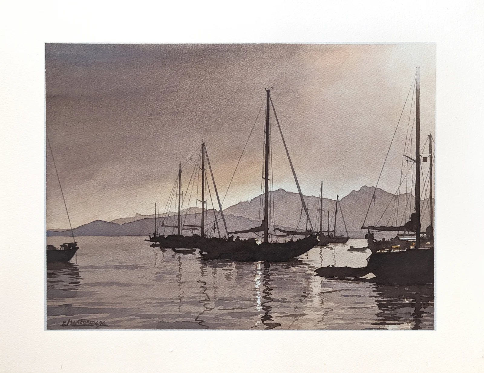 Voiliers au mouillage au crépuscule